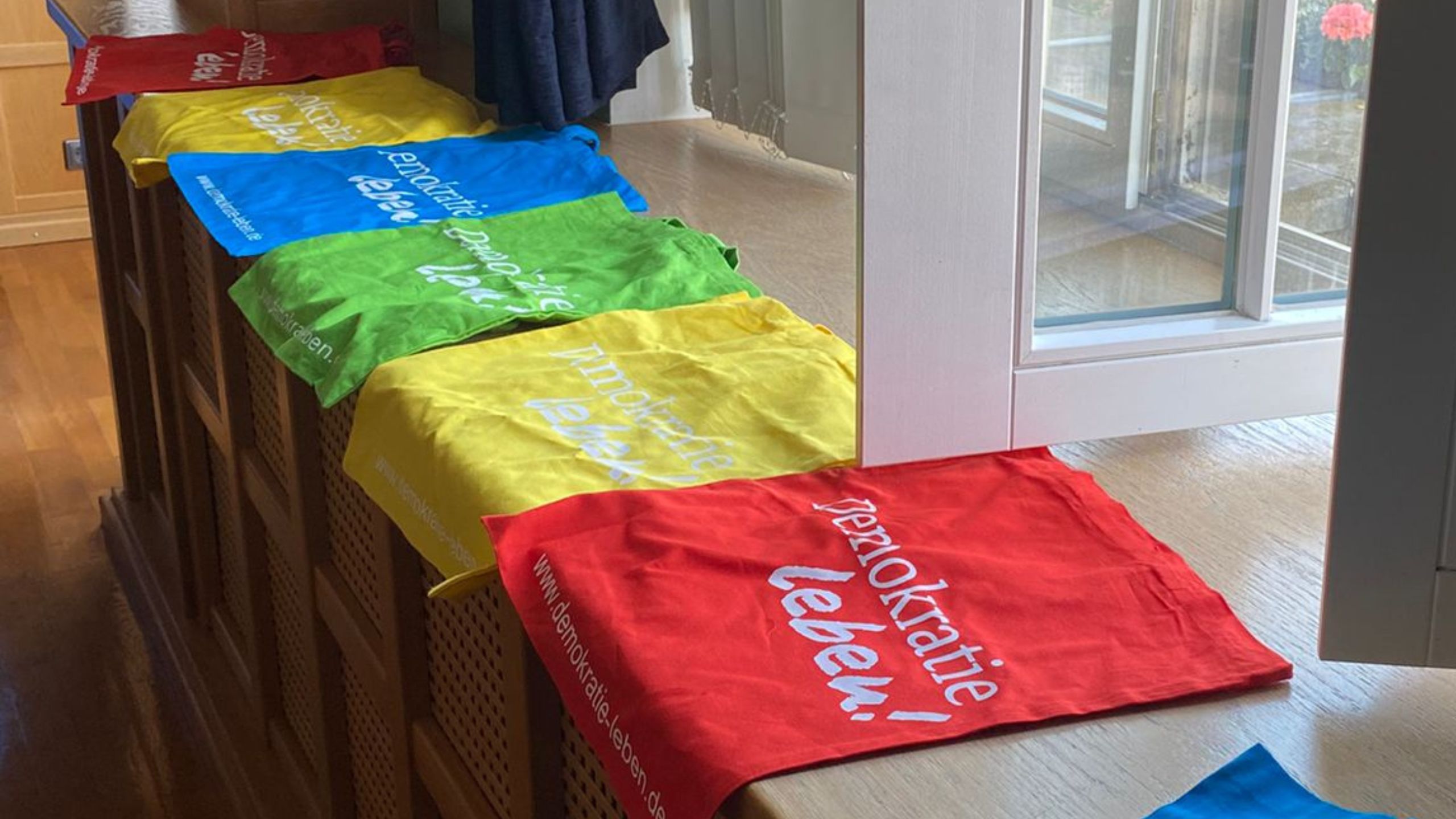 Bunte Stoffbeutel mit Aufschrift „Demokratie leben!“